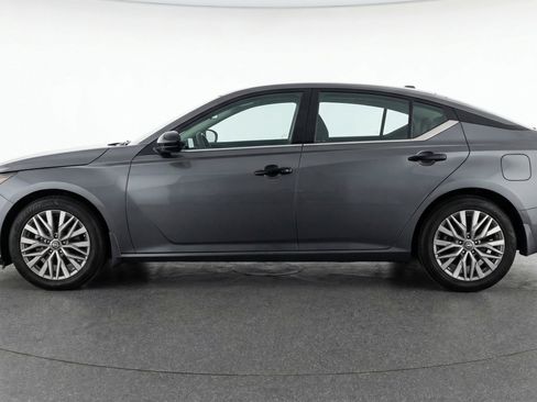 Used 2025 Nissan Altima 2.5 SV image 5