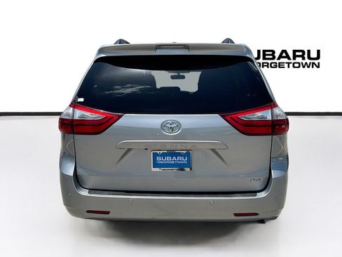 Used 2017 Toyota Sienna XLE Premium FWD image 6