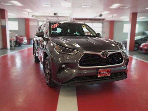 Certified 2021 Toyota Highlander XLE image 3