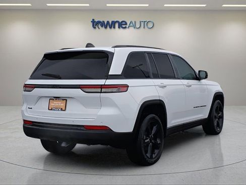 Used 2023 Jeep Grand Cherokee Altitude image 5