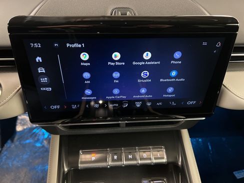 Used 2025 Lincoln Nautilus Premier image 10