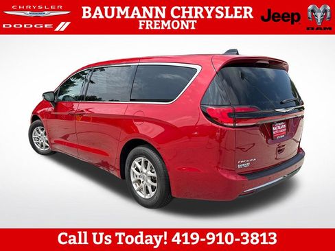 Used 2025 Chrysler Pacifica Select FWD image 4