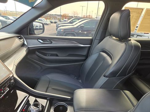 Used 2025 Jeep Grand Cherokee Limited w/ Black Appearance Package image 26