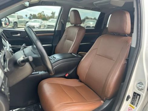 Used 2017 Toyota Highlander Limited w/ Carpet Mat Package FWD image 17