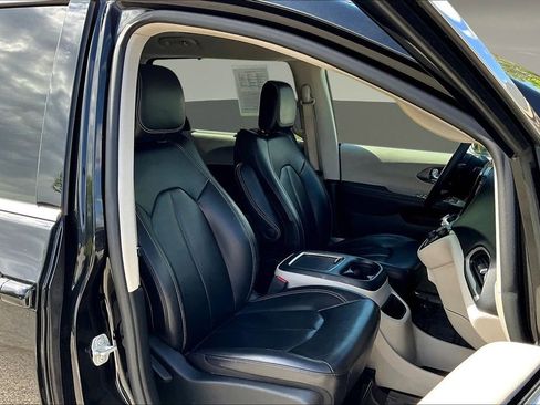Used 2023 Chrysler Pacifica Touring-L FWD image 27