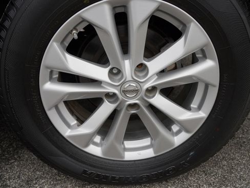 Used 2016 Nissan Rogue SV FWD image 16