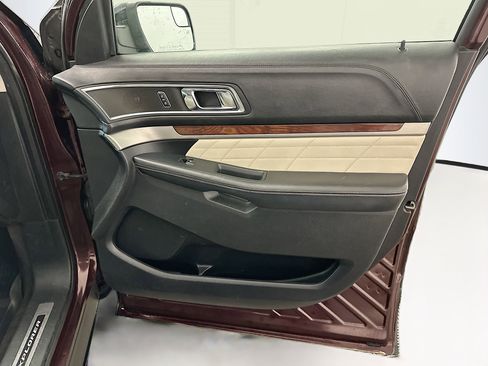 Used 2018 Ford Explorer Platinum image 35