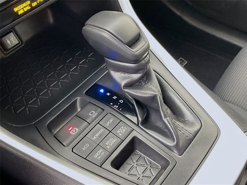 Used 2019 Toyota RAV4 LE w/ Carpet Mat Package image 20