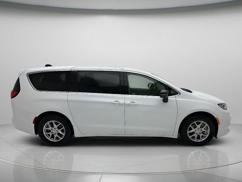 Used 2024 Chrysler Pacifica Touring-L FWD image 3
