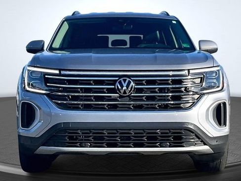 Used 2025 Volkswagen Atlas SE image 2