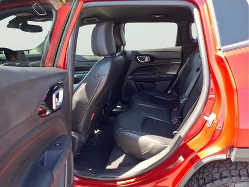 Used 2025 Jeep Compass Trailhawk AWD/4WD image 11