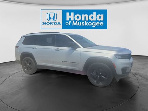 Used 2023 Jeep Grand Cherokee L Limited w/ Black Appearance Package AWD/4WD image 3