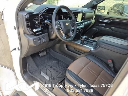 Used 2024 Chevrolet Silverado 1500 High Country w/ High Country Premium Package AWD/4WD image 21