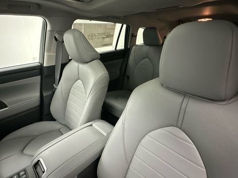 Certified 2024 Toyota Highlander XLE AWD/4WD image 17