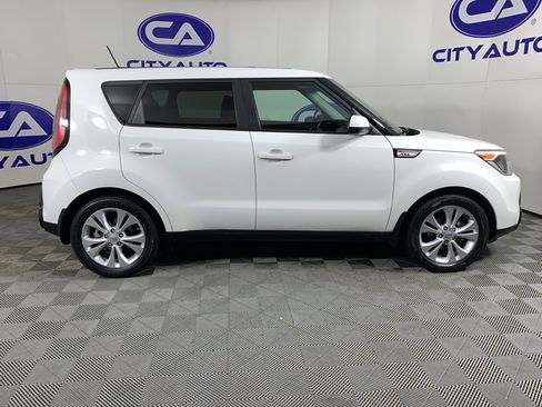 Used 2016 Kia Soul + image 2