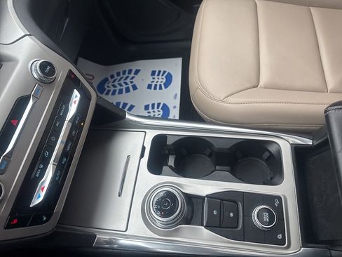 Used 2023 Ford Explorer XLT w/ Equipment Group 202A image 32