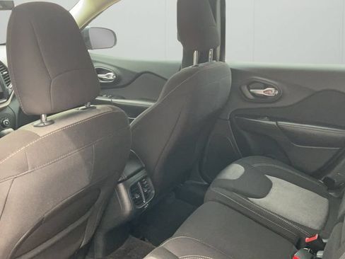 Used 2016 Jeep Cherokee Sport FWD image 50