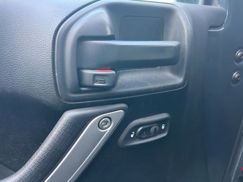 Used 2018 Jeep Wrangler Unlimited Rubicon w/ Cold Weather Group AWD/4WD image 17