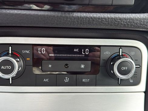 Used 2014 Volkswagen Touareg VR6 image 25