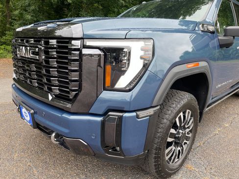 Used 2024 GMC Sierra 2500 Denali Ultimate AWD/4WD image 9