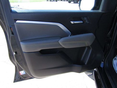 Used 2023 Chevrolet Colorado ZR2 w/ ZR2 Convenience Package III AWD/4WD image 18