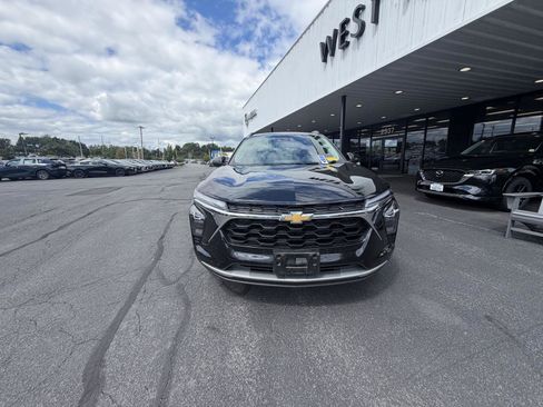 Used 2025 Chevrolet Trax LT w/ Driver Confidence Package FWD image 4