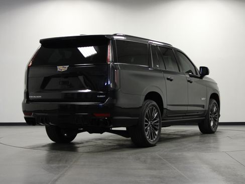 Used 2024 Cadillac Escalade ESV V w/ Heavy-Duty Trailer Package AWD/4WD image 4