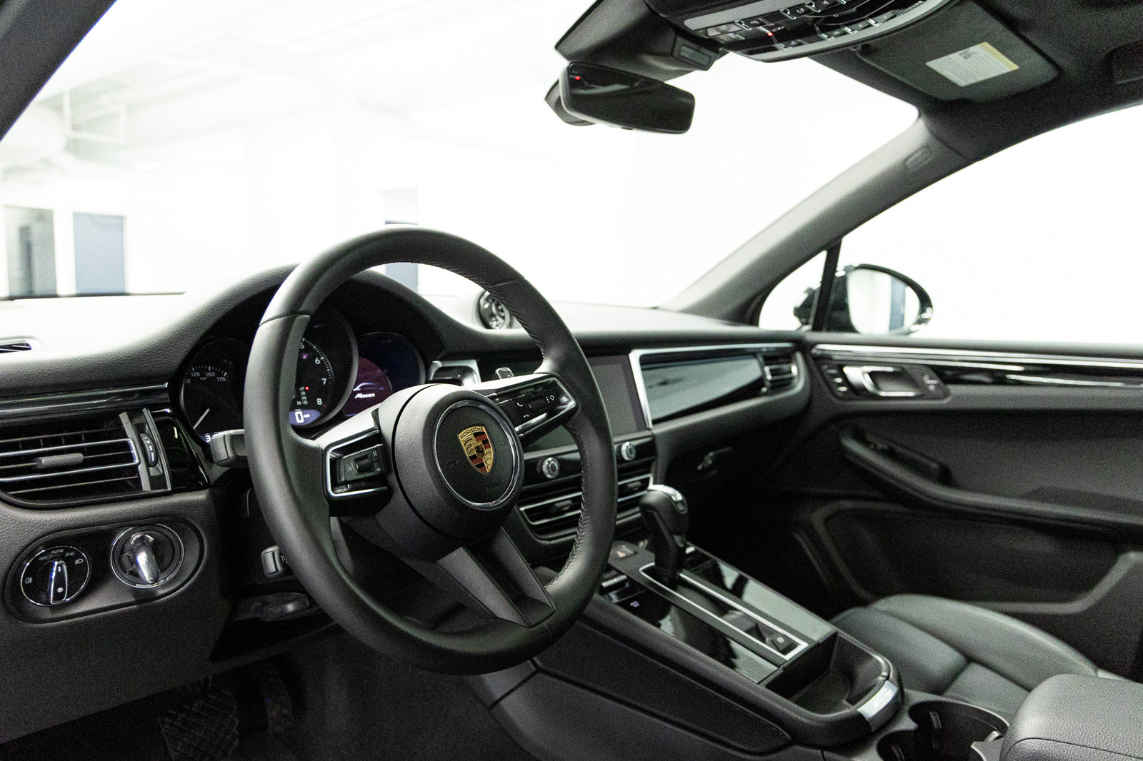 Used 2025 Porsche Macan AWD/4WD image 21