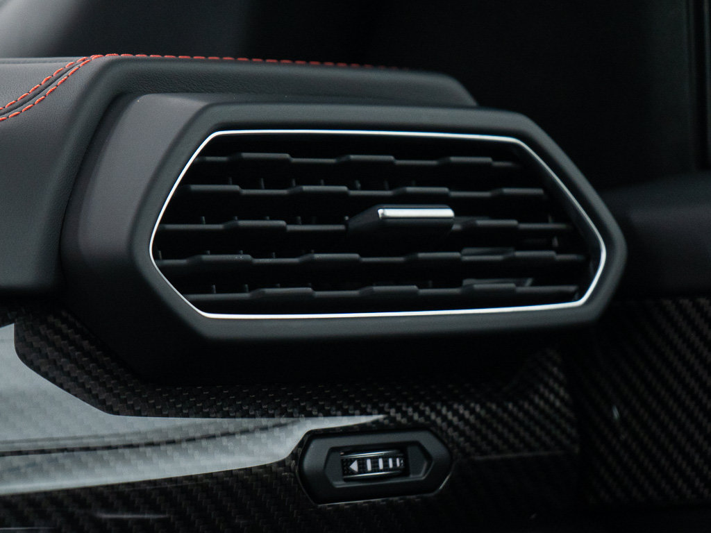 Used 2024 Lamborghini Urus Performante AWD/4WD image 41
