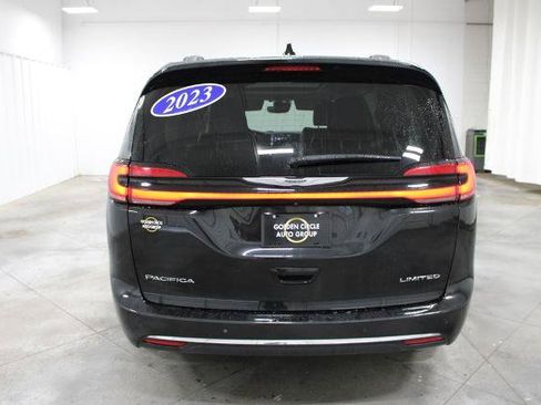 Used 2023 Chrysler Pacifica Limited FWD image 8