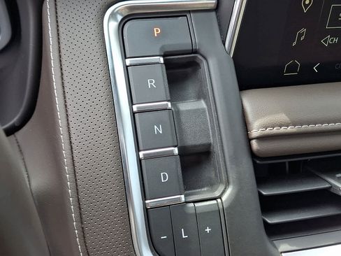 Used 2023 GMC Yukon SLT w/ SLT Premium Package AWD/4WD image 17