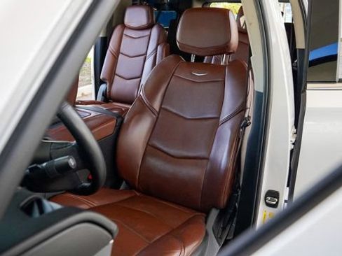 Used 2019 Cadillac Escalade ESV Premium Luxury RWD image 3