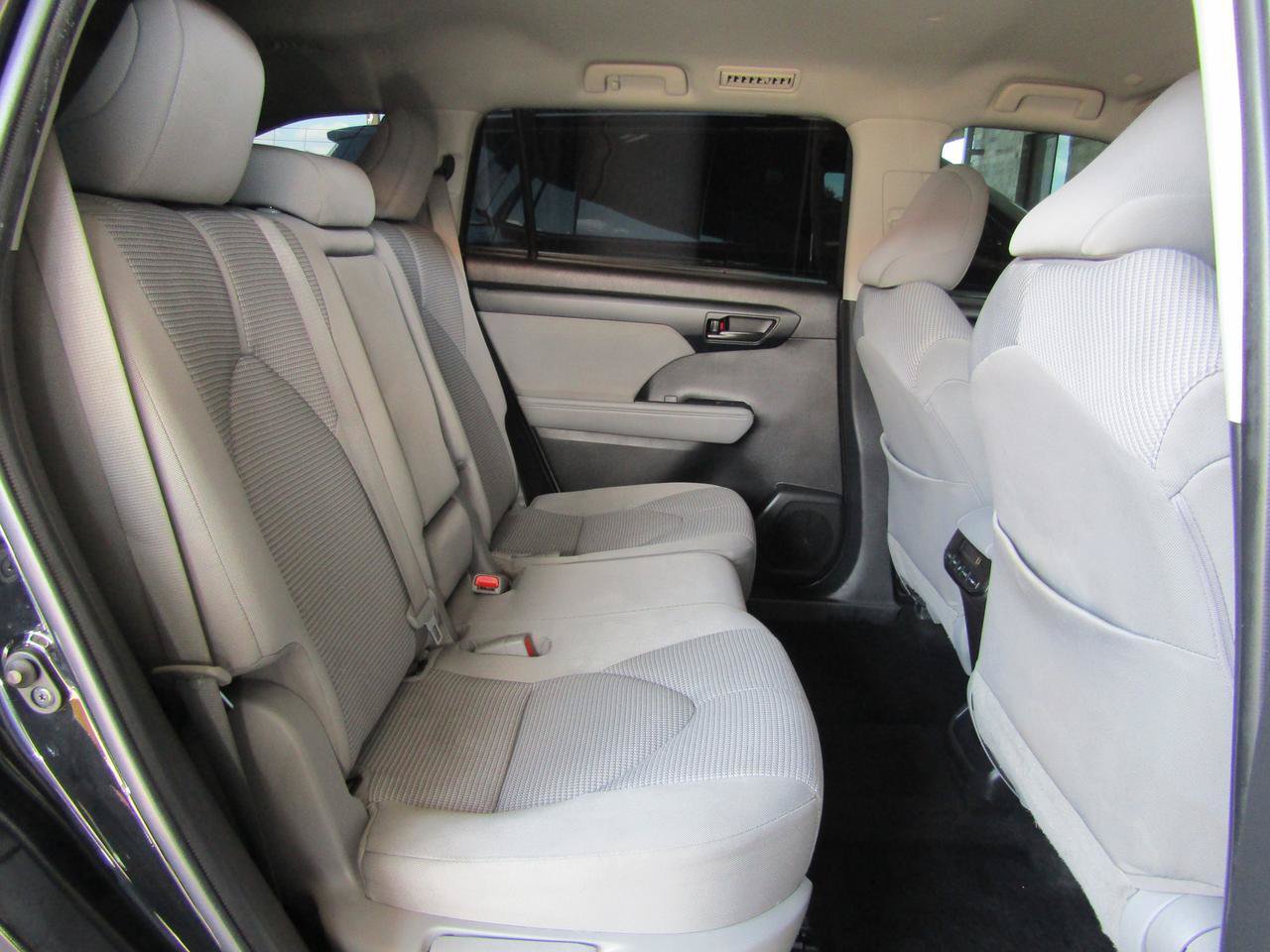 Used 2022 Toyota Highlander L FWD image 12