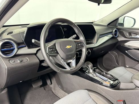Used 2025 Chevrolet Trax LT w/ LT Convenience Package FWD image 3
