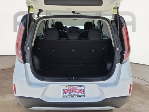 Used 2025 Kia Soul LX w/ LX Technology Package FWD image 12