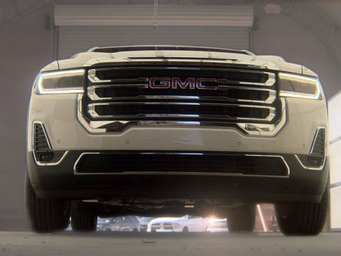 Used 2023 GMC Acadia SLT w/ Preferred Package FWD image 4