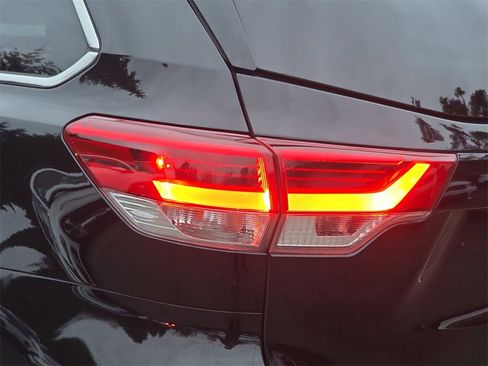 Used 2017 Toyota Highlander XLE image 40