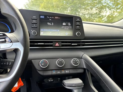 Used 2025 Hyundai Elantra SE FWD image 11