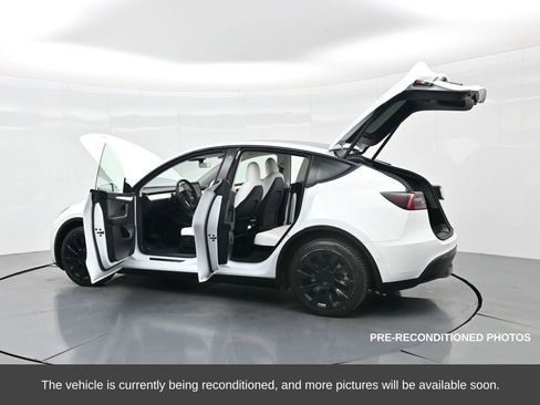 Used 2022 Tesla Model Y Long Range image 40