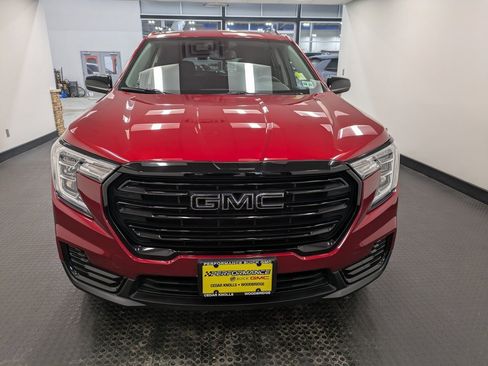 Used 2023 GMC Terrain SLE w/ Driver Convenience Package image 2