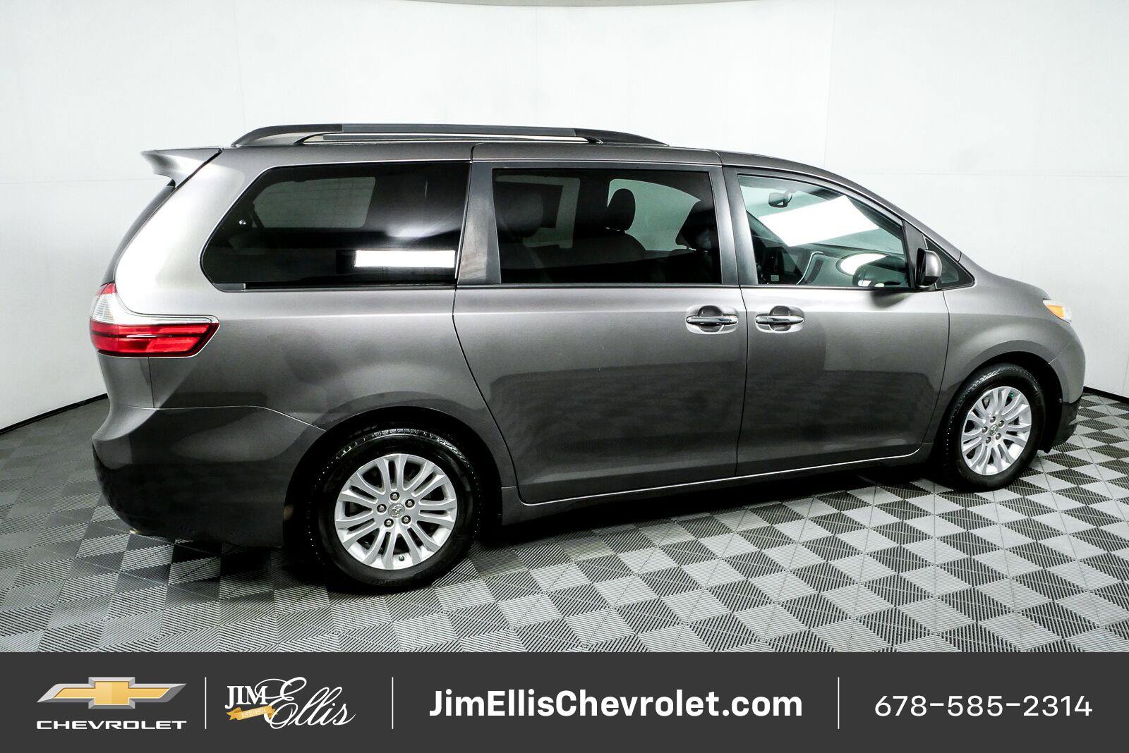 Used 2016 Toyota Sienna XLE FWD image 2