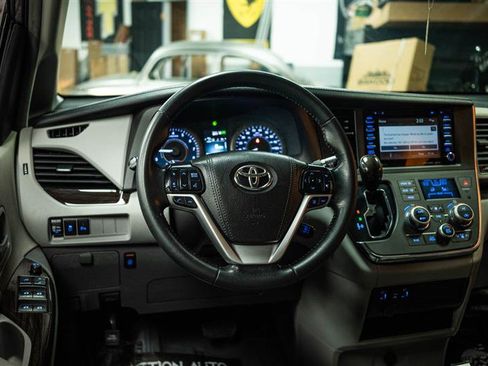 Used 2019 Toyota Sienna XLE w/ XLE Navigation Package FWD image 17