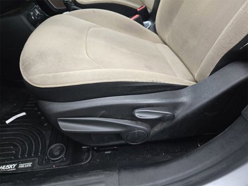 Used 2015 Jeep Renegade Latitude image 11