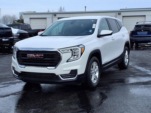 Used 2024 GMC Terrain SLE image 2