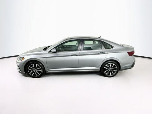 Used 2025 Volkswagen Jetta SE FWD image 4