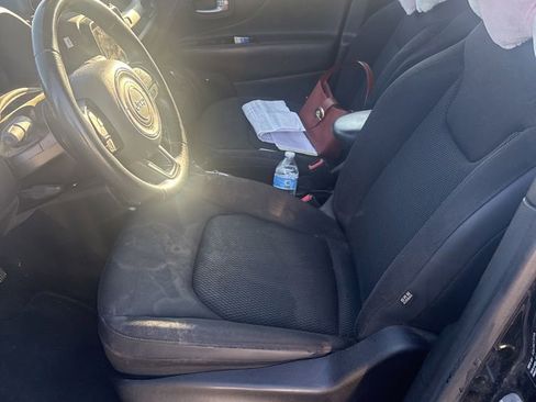 Used 2018 Jeep Renegade Altitude w/ UConnect 8.4 Nav Group FWD image 13