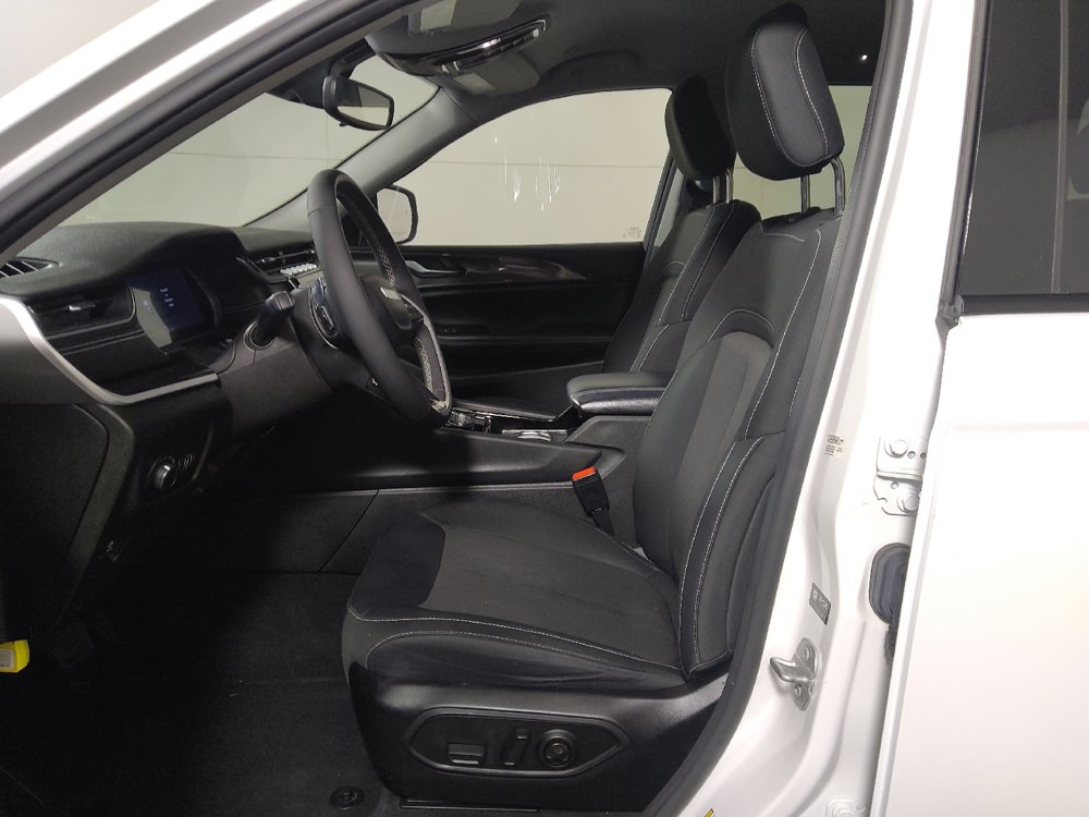 Used 2023 Jeep Grand Cherokee Laredo w/ Luxury Tech Group I AWD/4WD image 17