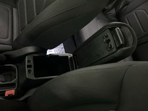 Used 2019 Jeep Renegade Latitude FWD image 25