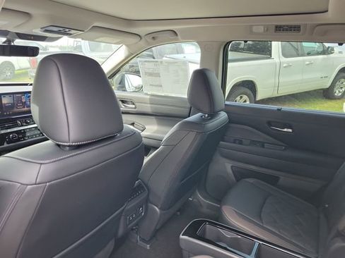 New 2026 Nissan Pathfinder Platinum FWD image 24