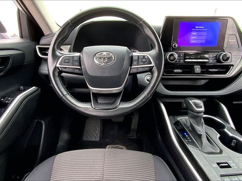 Used 2024 Toyota Highlander LE image 6